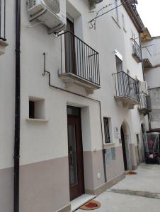 - un bâtiment blanc avec une porte et un balcon dans l'établissement B&B Il vicoletto, à Pratola Peligna