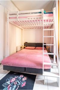 1 dormitorio con litera y escalera en San Luca, en Bolonia