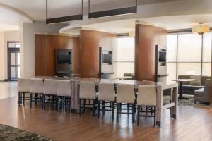 una cocina con una mesa larga y sillas en Residence Inn by Marriott Youngstown Warren/Niles en Niles