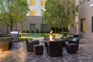 eine Terrasse mit Stühlen und einer Feuerstelle im Innenhof in der Unterkunft Residence Inn by Marriott Youngstown Warren/Niles in Niles