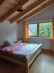 sypialnia z łóżkiem i dużym oknem w obiekcie Villa Mountainview w mieście Bludenz