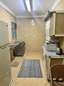 uma cozinha com electrodomésticos de aço inoxidável num quarto em Appartment in New Cairo Madinaty em New cairo