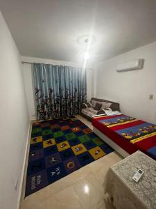 Appartment in New Cairo Madinaty tesisinde bir odada yatak veya yataklar