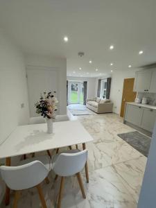 a living room with a white table and chairs at Lovely Two Bedroom House in Central Kidlington in Kidlington