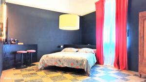 1 dormitorio con 1 cama con cortinas coloridas en Matilde Rooms, en La Spezia
