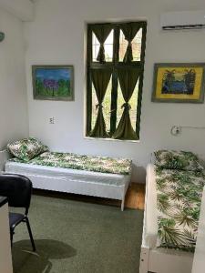 Cette chambre comprend 2 lits et une fenêtre. dans l'établissement Guesthouse Hurma Rooms, à Sarajevo