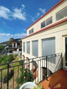 un balcón de un edificio con vistas a una casa en Millions View - Hobart, en Sandy Bay