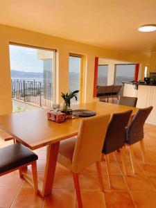 comedor con mesa y sillas con vistas en Millions View - Hobart, en Sandy Bay