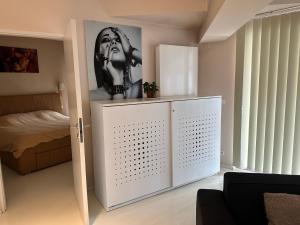 Zimmer mit einer weißen Tür und einem Schlafzimmer in der Unterkunft Beautiful LOFT in the Center of Brussels in Brüssel