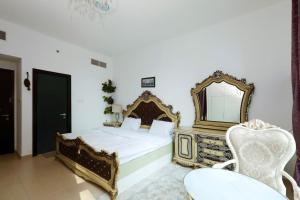 Giường trong phòng chung tại 3 bedroom Luxury Suite apartment near JBR Beach