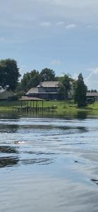 una casa en la orilla de un cuerpo de agua en Lake Whistler Hideaway, en Auburndale