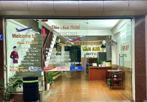 une entrée à un magasin avec un panneau dans la fenêtre dans l'établissement Van Anh Hotel, à Noi Bai