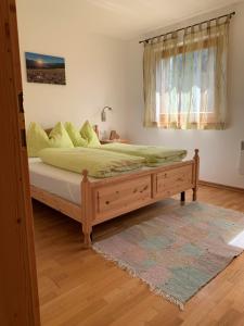 ein Schlafzimmer mit einem großen Bett mit grüner Bettwäsche in der Unterkunft Chalet Leitn-Anger in St. Leonhard in Passeier