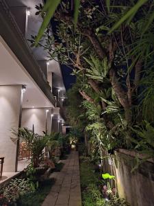 un pasillo con plantas en el lateral de un edificio en Kasapa Inn en Ubud