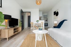 TV a/nebo společenská místnost v ubytování Superbe appart en bord de mer