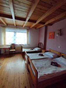 Cette chambre comprend deux lits et une grande fenêtre. dans l'établissement Usługi hotelarskie Karpacz, à Karpacz