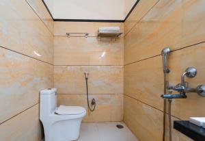 ein Bad mit einem WC und einer Dusche in der Unterkunft Hotel Royal Palace in Sāgar
