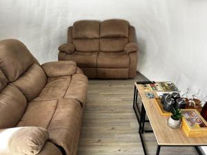 sala de estar con sofá marrón y mesa en Glamping PEC - All Inclusive light en Selnica ob Dravi