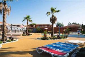 Swimmingpoolen hos eller tæt på Mobil home Canet Roussillon 4 étoiles le Mar Estang 8 pers