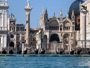 ヴェネツィアにあるBeautiful Veniceの水辺の建物の景色