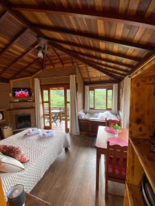 - une chambre avec un lit et une table dans l'établissement Pousada Chales Joao de Barro, à Visconde de Mauá