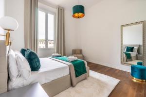 ein Schlafzimmer mit einem Bett und einem großen Spiegel in der Unterkunft San Marco White Appartamento Luxury con Garage su richiesta in Florenz