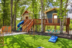 ein Haus mit einer Terrasse und einem Spielplatz in der Unterkunft FREE Resort Amenities, Mini golf, Pool/Hot Tubs - PERFECT FOR LARGE FAMILY in Kimberling City