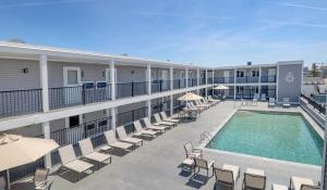 ウェルズにあるAtlantic Oceanfront Hotel, Wells Beachのホテルのプールとパティオの景色を望めます。