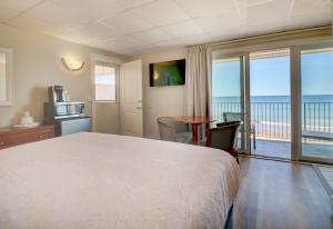 ウェルズにあるAtlantic Oceanfront Hotel, Wells Beachのベッドルーム1室(ベッド1台付)が備わります。 +37枚の写真