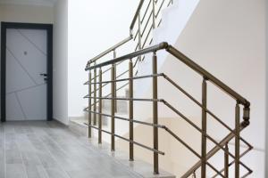 een metalen trap in een hal met een deur bij Bright House Apart in Ortaca
