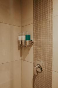 y baño con ducha con cabezal de ducha. en Luxury Apartment near Grove Mall & Hospital Airbnb VELDT Suite, en Windhoek