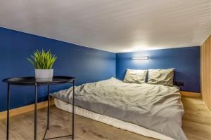 Una cama o camas en una habitación de Piotrkowska 92 Studio A