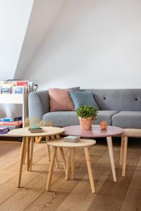 2 mesas de centro en una sala de estar con sofá en B&B Summertime, en Koksijde