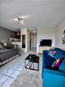 TV a/nebo společenská místnost v ubytování Studio Apartment - Domaine du Golf Resort + 59 fotografií