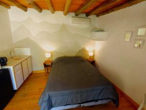 Säng eller sängar i ett rum på Aires de Coria con parking
