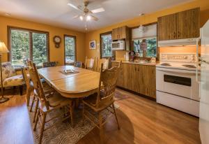 cocina y comedor con mesa de madera en Le Domaine de l'Étang, en Frampton