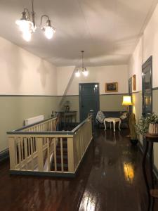 una sala de estar vacía con una escalera en una casa en Cafebrumman en Neksø