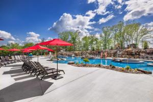 Bazén v ubytování Modern Lakefront Lodge with Pool & over 30 Free amenities! nebo v jeho okolí