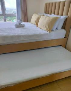 Un ou plusieurs lits dans un hébergement de l'établissement Fast Wifi 400 Mbps at Kasara Urban Resort Residences with Netflix and Pool Access