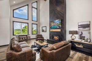 ein Wohnzimmer mit zwei Sofas und einem Kamin in der Unterkunft Luxury Lakefront Villa - FREE HUGE Pool/Hot Tub - MINI GOLF in Kimberling City