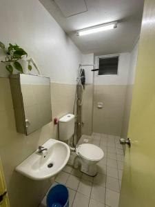 łazienka z toaletą i umywalką w obiekcie Homestay Hana Senawang w mieście Seremban