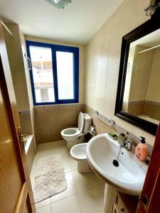 łazienka z umywalką, toaletą i oknem w obiekcie Sunny 2-bedroom apartment with sea view w mieście Castell de Ferro