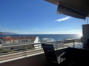 krzesło na balkonie z widokiem na ocean w obiekcie Sunny 2-bedroom apartment with sea view w mieście Castell de Ferro