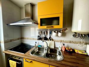 Kuchyň nebo kuchyňský kout v ubytování Sunny 2-bedroom apartment with sea view