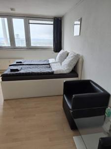 科隆的住宿－Ferienwohnung in Köln 2909，一间卧室配有一张床和一张皮沙发