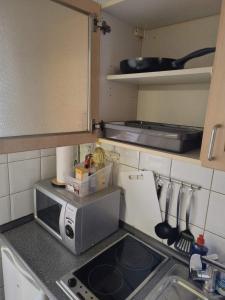 Il comprend une petite cuisine équipée d'un four micro-ondes et d'un évier. dans l'établissement Ferienwohnung in Köln 2909, à Cologne