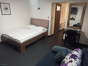 Säng eller sängar i ett rum på Pod Domem