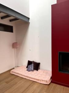 een kamer met een matras op de vloer naast een open haard bij Loft lumineux en centre ville in Sète