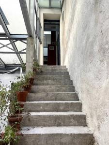 een trap naar een gebouw met een deur bij Loft lumineux en centre ville in Sète