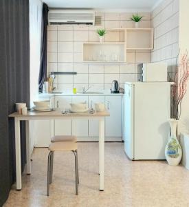 Dapur atau dapur kecil di Уютная студия на Ауэзова 3